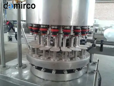 طرح کلی یک کارخانه رب گوجه‌فرنگی صنعتی با نمایش خطوط تولید، ماشین‌آلات اصلی مانند اواپراتورها، مخازن ذخیره، و بخش‌های مختلف شامل ورودی مواد اولیه، فرآوری، و بسته‌بندی، همراه با رعایت اصول بهداشتی و ایمنی.
