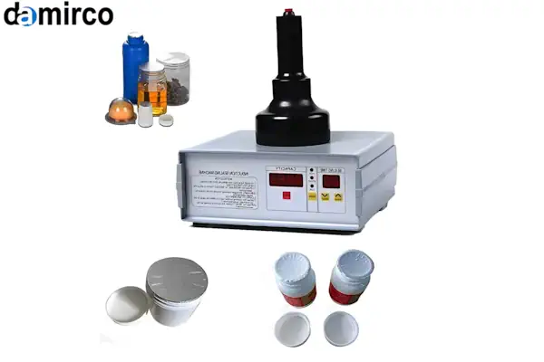 تکنسین متخصص در حال بررسی و تعمیر دستگاه سیل القایی صنعتی در یک کارخانه