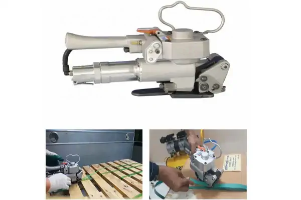یک کارگر در حال استفاده از دستگاه تسمه کش بادی برای بسته‌بندی یک پالت سنگین در یک محیط صنعتی