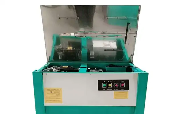 تکنسین متخصص در حال انجام عیب یابی و تعمیرات یک دستگاه تسمه کش صنعتی در کارخانه