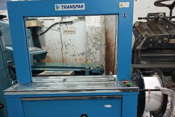 تصویر یک دستگاه تسمه کش دست دوم در یک کارگاه صنعتی